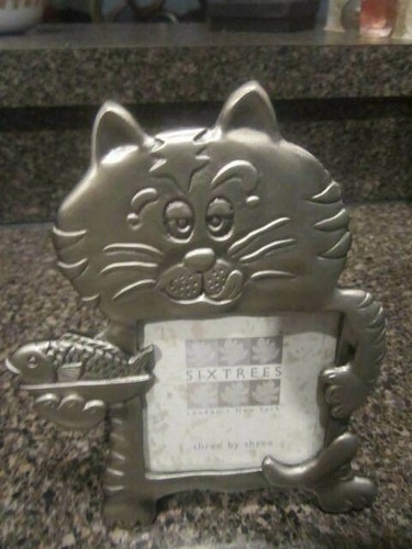 Sixtrees cat with fish - sixtrees,