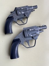 Deux jouets pistolets - deux,