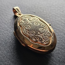 Pendentif reliquaire porte photo ciselé style Napoléon III plaqué or bijou