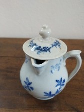charmant  petit pot à lait ou