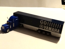 Semi Remorque  Yamaha Volvo FH16 Racing Team - METAL bleu marine - 21 cm
