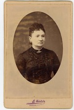 PHOTO CABINET carte NANTES Gandoin, une femme pose mode coiffure robe bijou