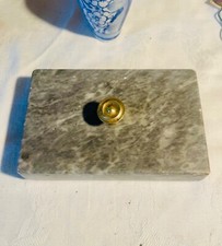 Presse-papier ancien en marbre avec un bouton doré sans doute XIXe