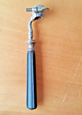 Ancien manche à gigot à fermeture articulée Objet en métal et manche en bakélite