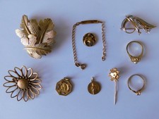 LOT BIJOUX FANTAISIE BROCHES BAGUES GOURMETTE MEDAILLES / TOUS PLAQUES OR