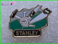 Pin's Outillage STANLEY vert marteau scie clé   #1530