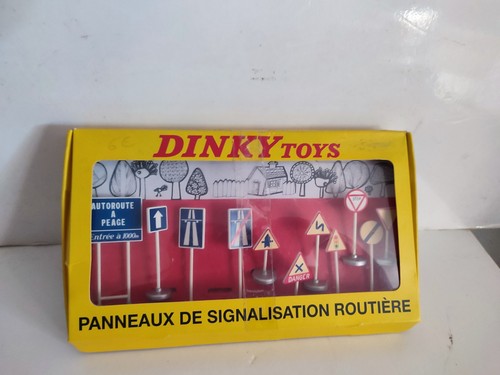 Boite dinky toys panneaux - toys,