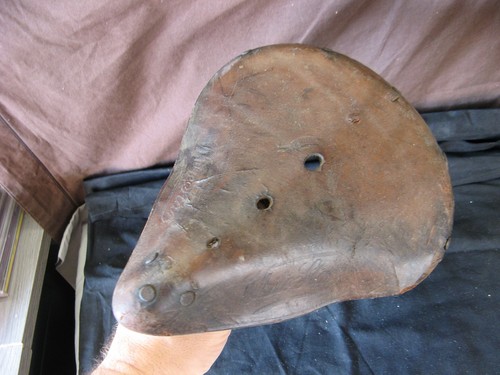 Très ancienne selle vélo - ancienne,