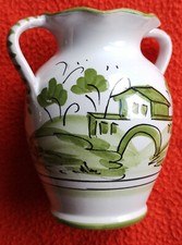 Petit vase faïence de forme amphore, décor maison et paysage vert sur fond blanc