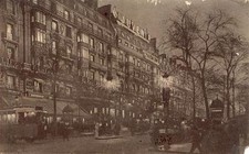 PARIS Une enseigne lumineuse de la montre " JUVENIA" au centre de Paris