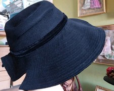 Joli chapeau ancien,  feutre et velours noir. Émilienne Vichy.  Très bel état 