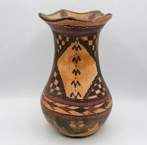Vase terre cuite peinte à - en,