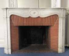 cheminée capucine en marbre carrare jambage à cannelure blason  . XX siècle .