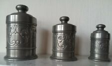 Suite de 3 pots en étain martelé