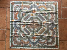 Foulard Hermès intitulé Parures des Maharajas / taille 90 / Neuf