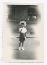 Snapshot Photographie vintage jeune fille mangeant glace cornet SB177