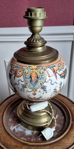Ancienne lampe poser en - à,