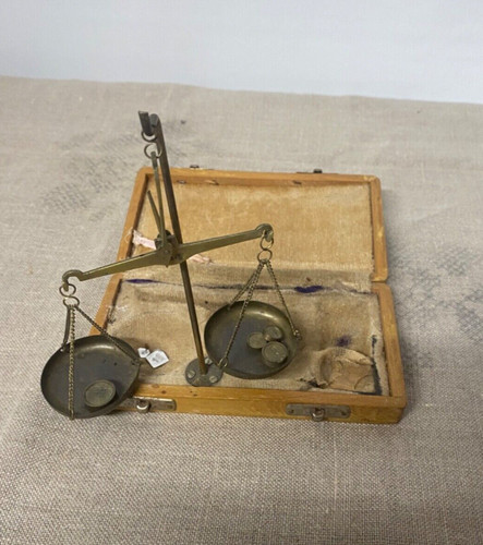 Petite balance avec - , et