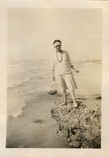 PHOTO ANCIENNE - VINTAGE SNAPSHOT - FEMME MER PLAGE MODE - WOMAN BEACH FASHION