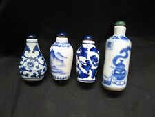 Lot de 4 tabatières en porcelaine de Chine Snuff bottle bleu dont une grande