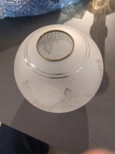 Ancien gros globe de lampe à pétrole avec décor de frise et profils à l'antique