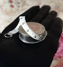 MERCERIE ANCIENNE, ANCIEN PETIT MÈTRE ENROULEUR de COUTURIÈRE en métal et tissu