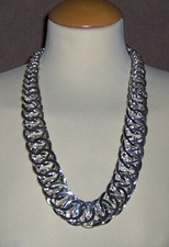 Exceptionnel et très rare collier sautoir en métal argenté neuf