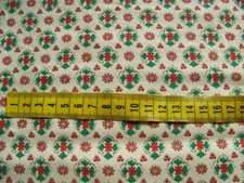 ANCIEN  COUPON DE TISSU PETITS MOTIFS ROUGE VERT FOND CLAIR- TIS 207