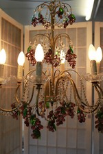 Lustre en métal doré décor de grappes de raisins en verres début Xxeme