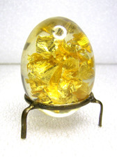 oeuf a la feuille d'or en résine inclusion ,Giraudon ?