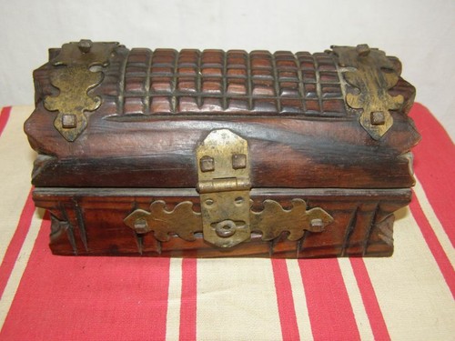 Ancien coffre bijoux - à,
