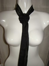 Echarpe noire avec pince fleur 3 en 1 voir photo neuf