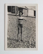 Le dédain, fille à la plage