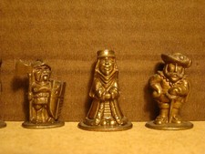 KINDER - 3 Personnages "Gnome"  ROI + REINE + GARDE