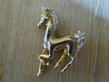Sublime et belle  broche fantaisie Motif d'un cheval avec diamants