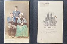 Villard, Quimper, Couple et enfant en costume traditionnel breton de Briec, circ