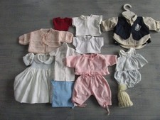 Lot de vetements de poupées