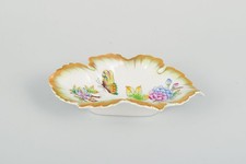 Herend, Hungary. Bol en porcelaine "Queen Victoria" à motifs floraux polychromes