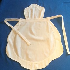 Tablier de soubrette ancien avec bavette en piqué de coton blanc, jolie forme ..