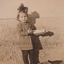 Adorable petite fille tient un