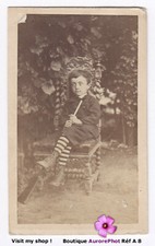 PHOTO CDV : JEUNE GARÇON  EN EXTÉRIEUR AVEC UN JOUET FUSIL, TOY, MUSKET  -A8
