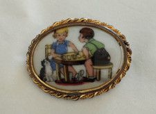 Charmante broche ancienne porcelaine de Limoges décor enfants jouant aux cartes
