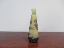 Emile Gallé : Ancien vase en verre multicouche dégagé à l'acide.