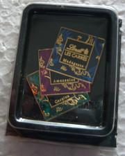 Rare superbe Pin's Arthus Bertrand en métal des chocolat Lindt