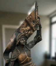 Sculpture en bronze à patine foncée de l'héroine Jeanne d'Arc