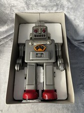 Robot en Tôle - Smoking Space