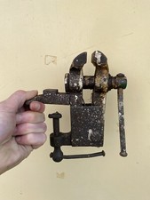 Petit étau d’établi ancien bijoutier? Fer forgé avec enclume art populaire