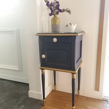 une table d´appoint ou chevet