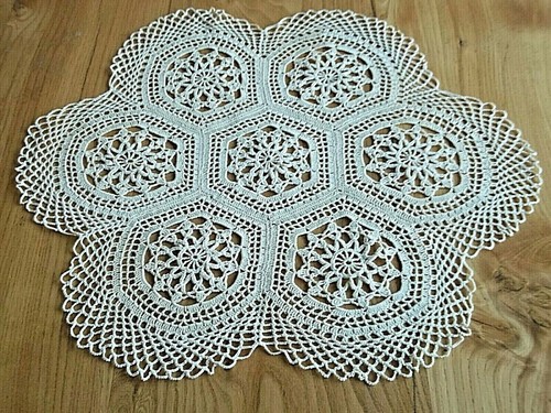 Linge ancien napperon - rond, en