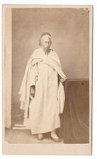 Jeune algérien en burnous